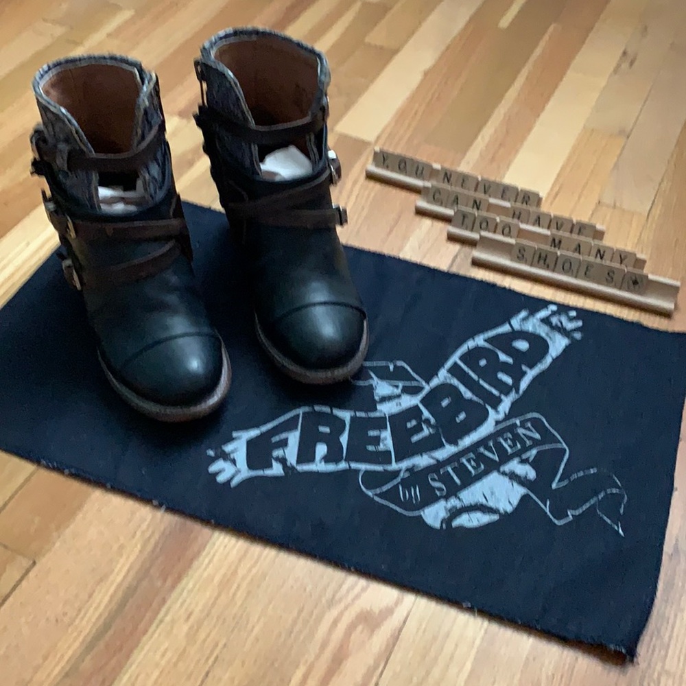 Freebird Crue blue croc detail